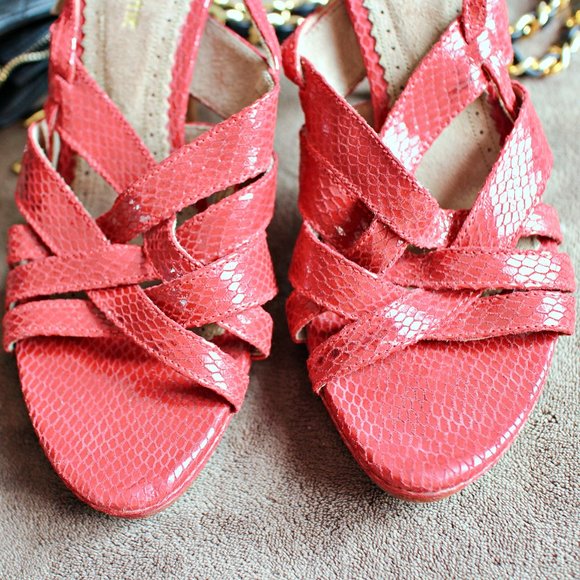 RED PUMP - Picture 9 of 11